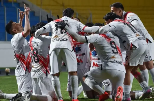 Nacional Potosí se impone en Oruro con un doblete de Álvarez