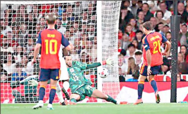 España comienza su defensa del título con una victoria sobre Inglaterra