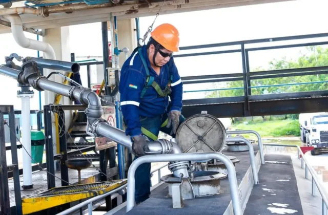Expertos critican la falta de claridad en la política hidrocarburífera del Gobierno Paz