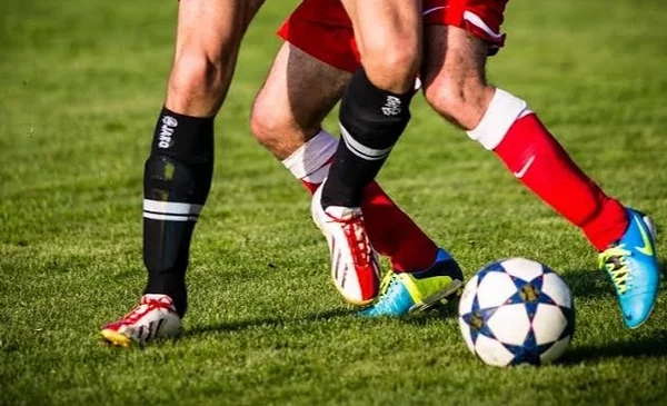 Violencia en el fútbol senior: partido suspendido tras agresión a un árbitro