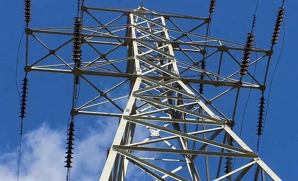 Rescatan a un niño de cinco años de una torre eléctrica en Brasil