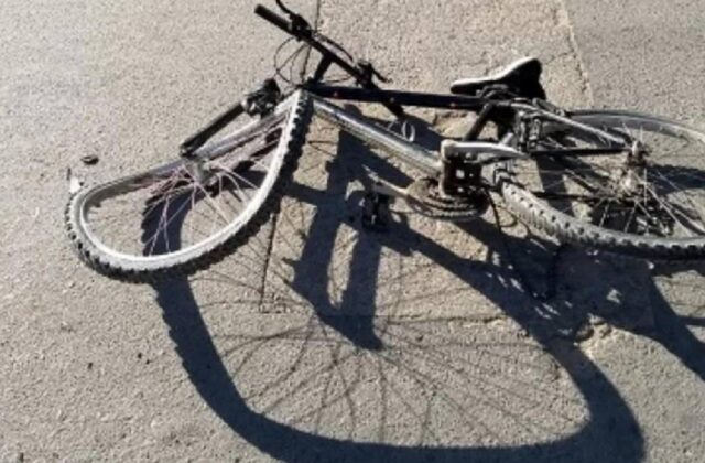 Accidente entre un motociclista imprudente y un ciclista en Oruro