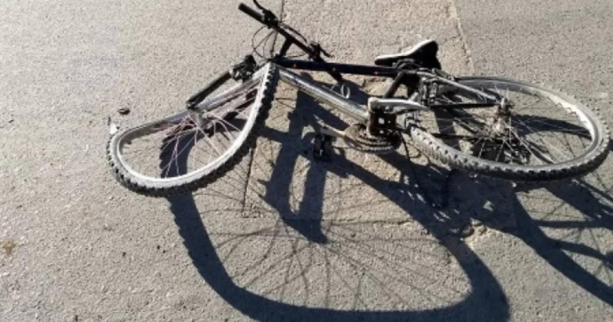 Accidente entre un motociclista imprudente y un ciclista en Oruro