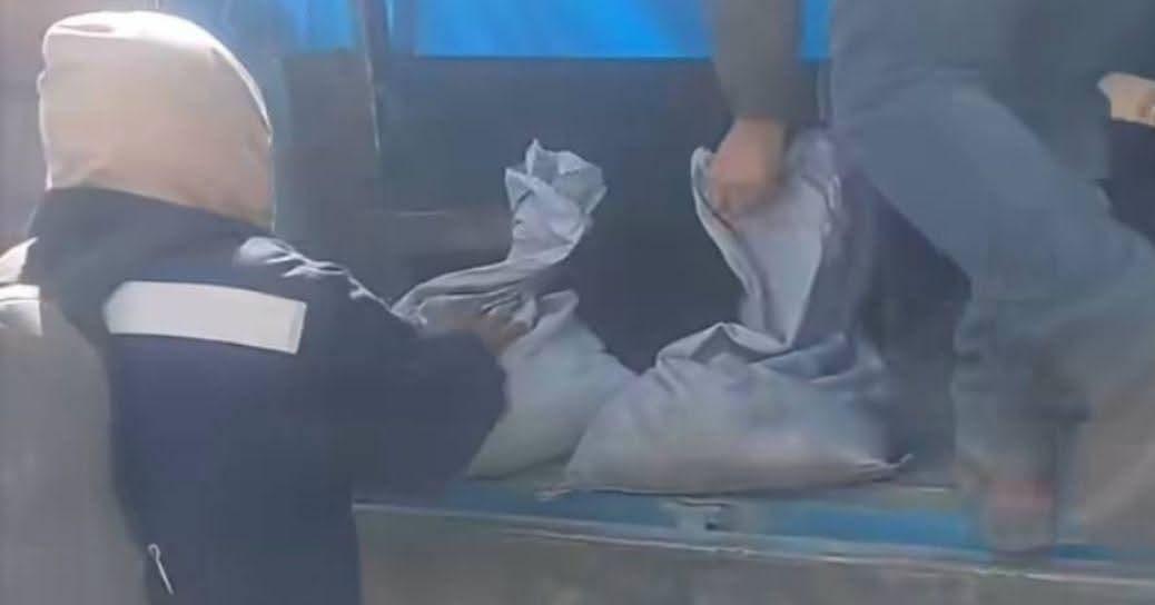 Aprehenden a tres implicados en desvío de mineral en Huanuni