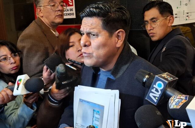 Denuncia contra gerente de BoA por viaje a EE.UU.