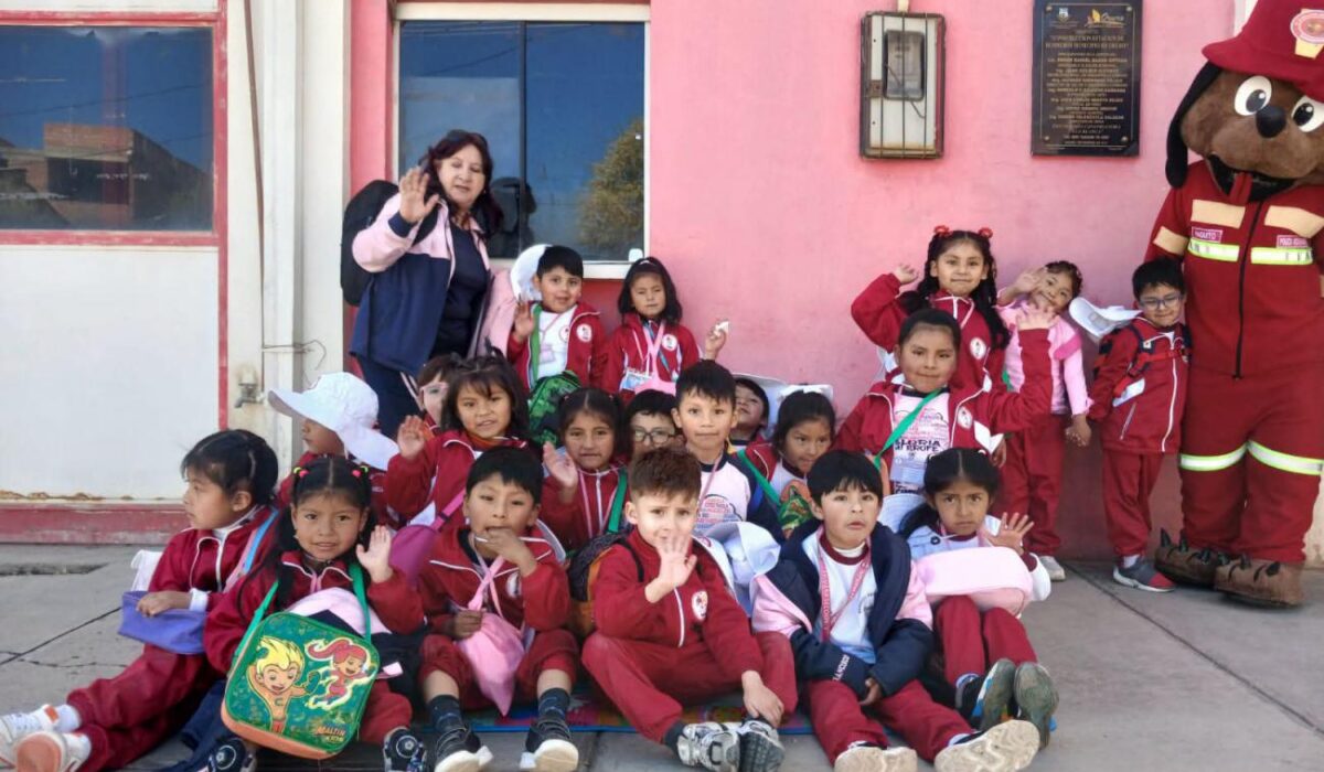 Niños de kínder se convierten en bomberos por un día
