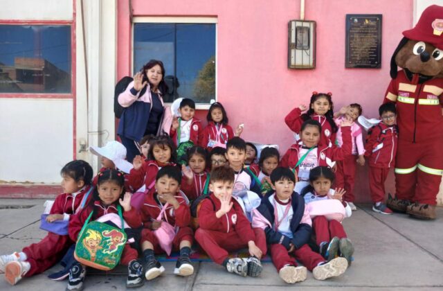Niños de kínder se convierten en bomberos por un día