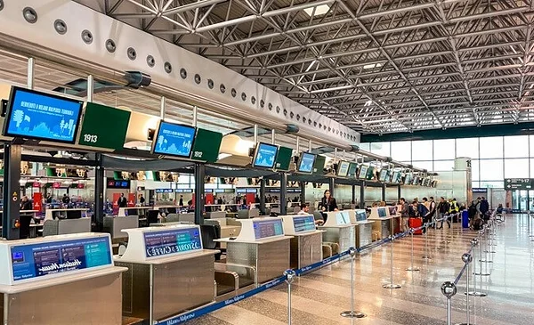 Desató el caos en el aeropuerto de Milán: un hombre provoca incendio y destrozos