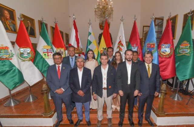 Gobernadores bolivianos planean encuentro con autoridades chilenas