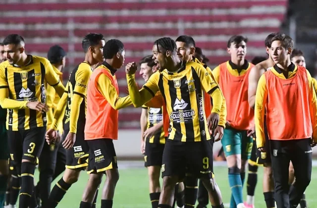 Bolívar y The Strongest se afianzan en la cima del fútbol nacional