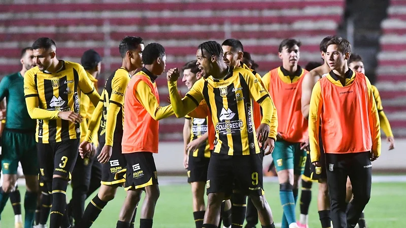 Bolívar y The Strongest se afianzan en la cima del fútbol nacional