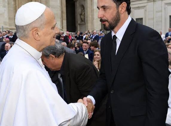 Juan Pablo Velasco saluda a Papa León XIV en el Vaticano