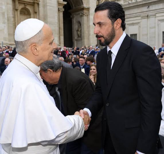 Juan Pablo Velasco saluda a Papa León XIV en el Vaticano