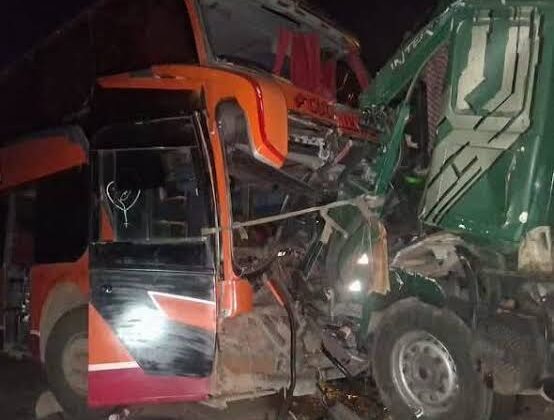 Tres heridos tras choque entre bus y tráiler en la carretera Potosí–Oruro