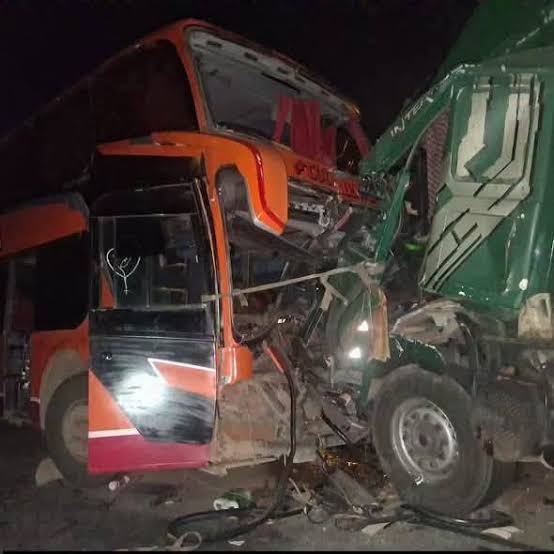 Tres heridos tras choque entre bus y tráiler en la carretera Potosí–Oruro