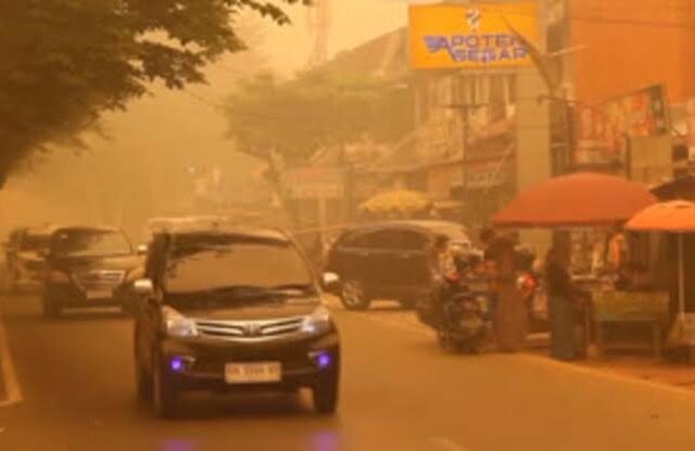 Indonesios enfrentan incendios forestales con un autobús de oxígeno