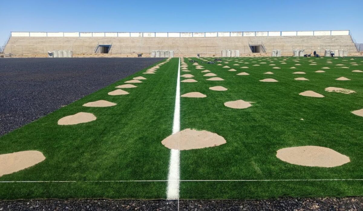 Instalación de césped sintético en el estadio de AFO concluye en 10 días