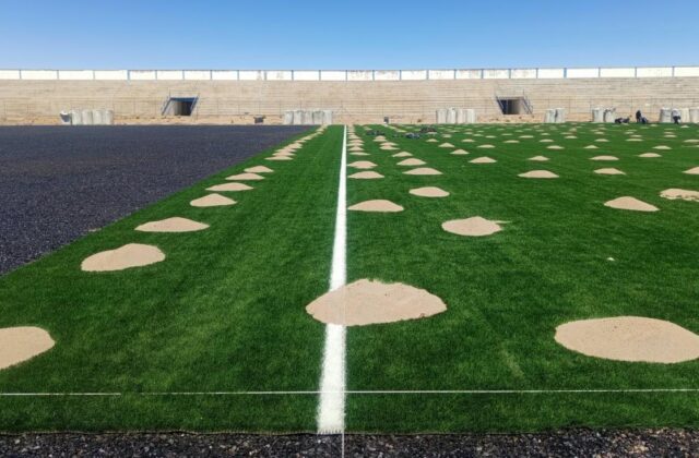 Instalación de césped sintético en el estadio de AFO concluye en 10 días