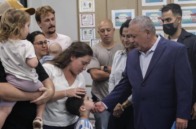Oposición israelí se posiciona levemente adelante en elecciones, pero sin mayoría