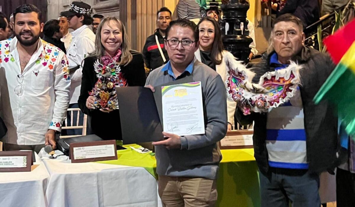Representantes de Oruro participan en encuentro de artesanos en México