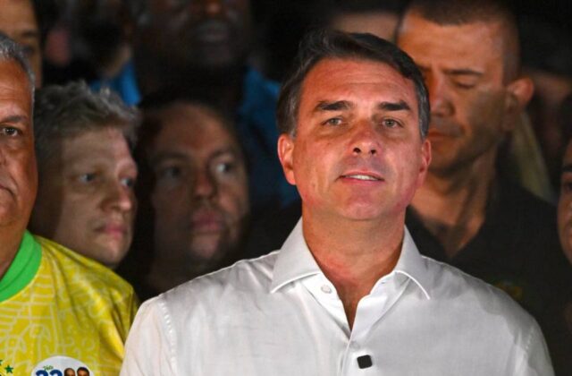Flávio Bolsonaro se autoproclama presidente de Brasil desde Miami