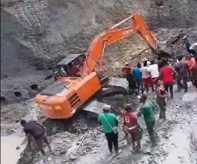 Aumentan a 14 las víctimas por deslizamiento en mina de Colombia