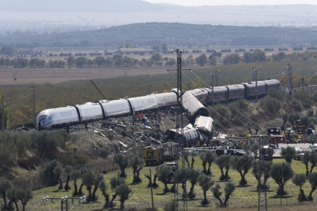 Fallecen 68 personas en un trágico accidente ferroviario en España