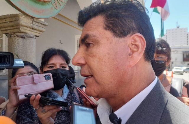 Exgobernador Johnny Vedia enfrenta denuncia por cobros ilegales