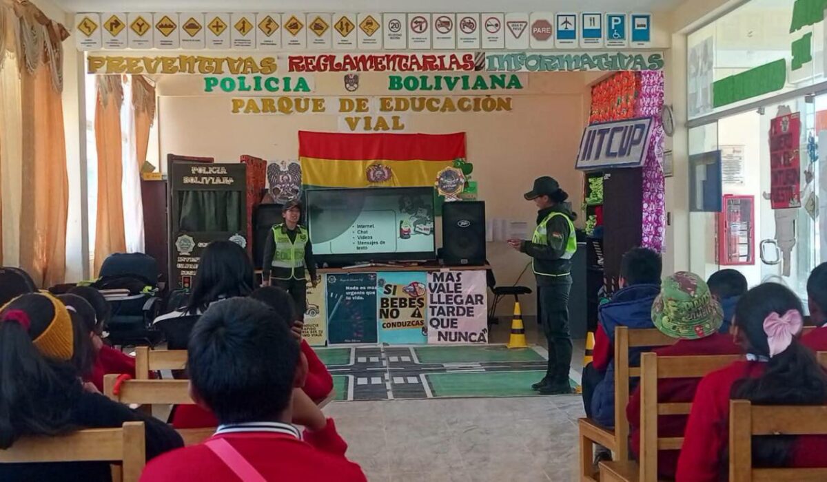 Capacitación en seguridad vial para escolares en Oruro