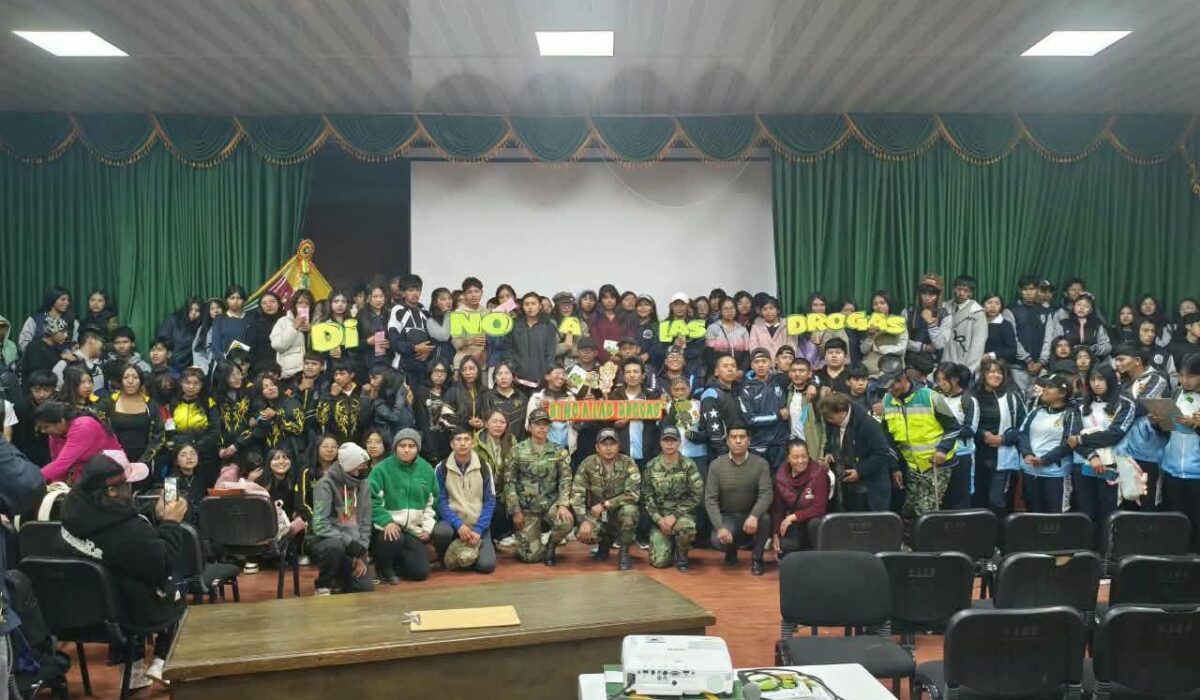 Jornadas de prevención de drogas en Huanuni para estudiantes