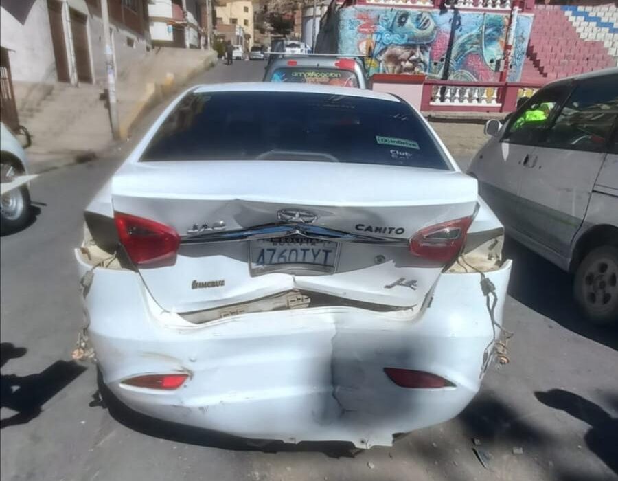 Accidente múltiple en Oruro involucra a cinco vehículos