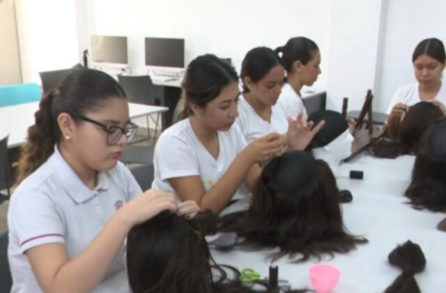 Estudiantes de Oruro crean pelucas para mujeres y niñas con cáncer