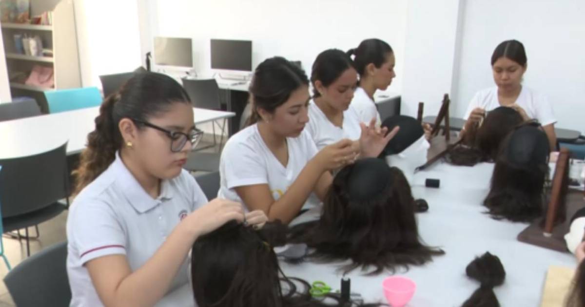 Estudiantes de Oruro crean pelucas para mujeres y niñas con cáncer