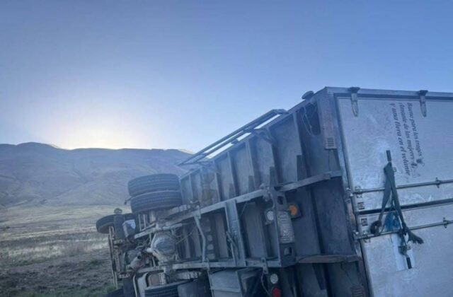 Accidente en la ruta Oruro-Challapata: camión volcado complica la circulación