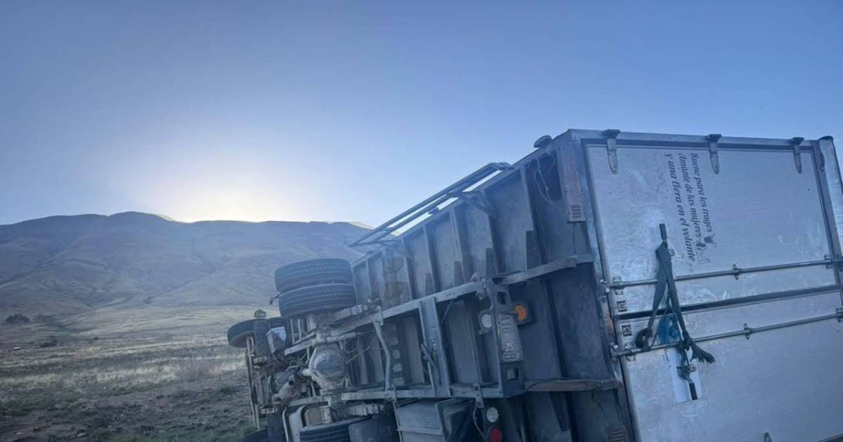 Accidente en la ruta Oruro-Challapata: camión volcado complica la circulación