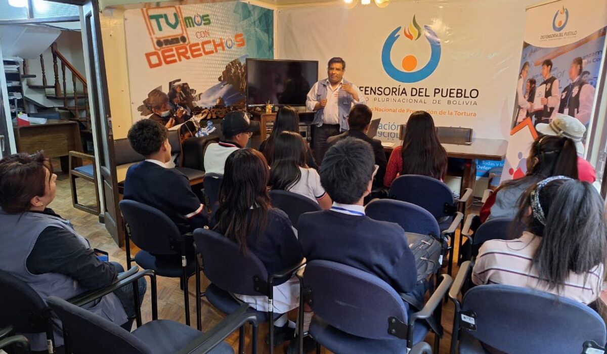 Talleres de prevención de trata de personas para jóvenes en Oruro