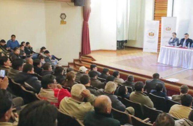 Choferes se reunirán con autoridades para acordar tarifas de transporte