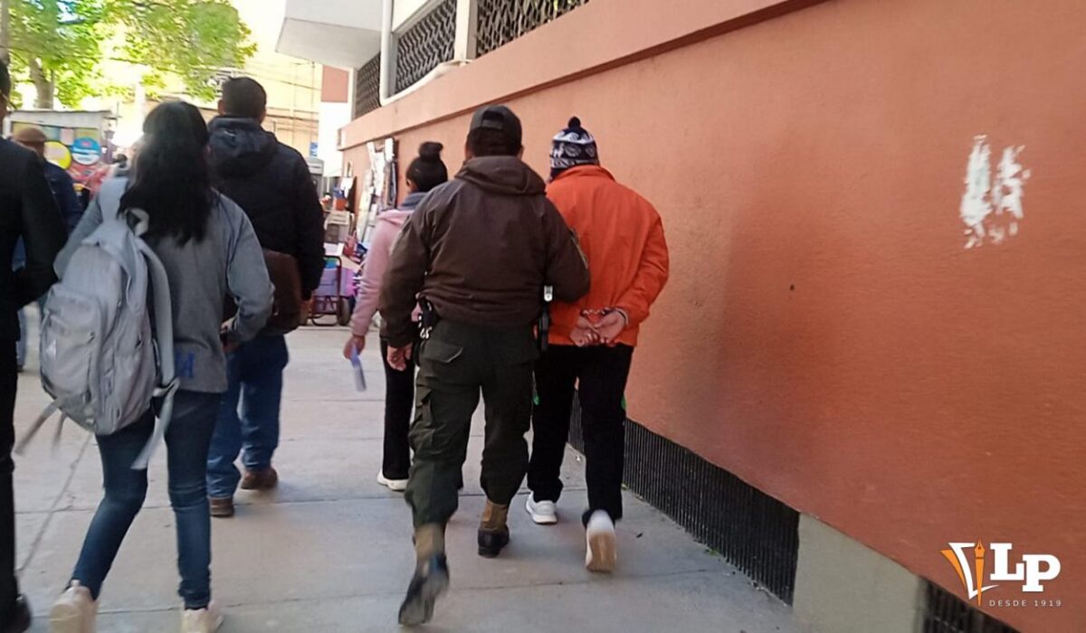 Profesor en Oruro enfrenta detención por agresión sexual a estudiante menor