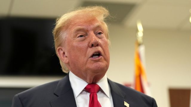 Trump plantea reanudar relaciones comerciales con Ucrania y Rusia