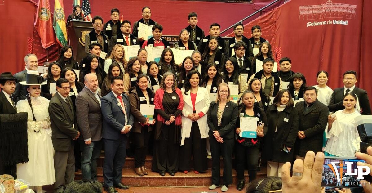 Graduación de 40 emprendedores en Oruro con apoyo de la Embajada de Estados Unidos