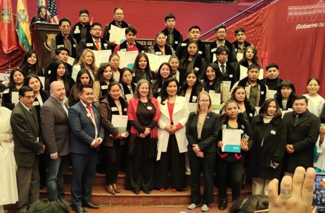 Graduación de 40 emprendedores en Oruro con apoyo de la Embajada de Estados Unidos