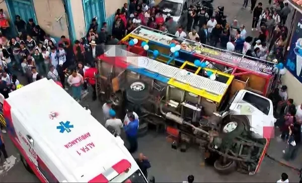 Accidente de un camión escolar durante un desfile en Ecuador