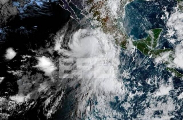 Huracán Rachel alcanza categoría 2 y se acerca a la costa del Pacífico mexicano