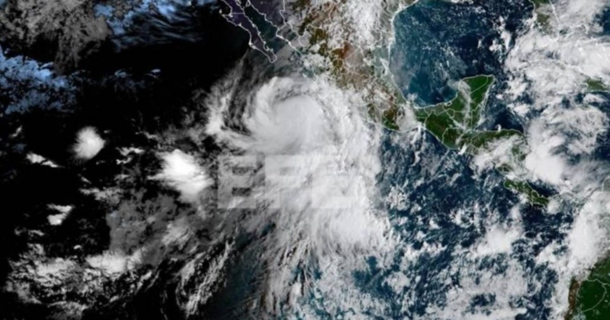 Huracán Rachel alcanza categoría 2 y se acerca a la costa del Pacífico mexicano