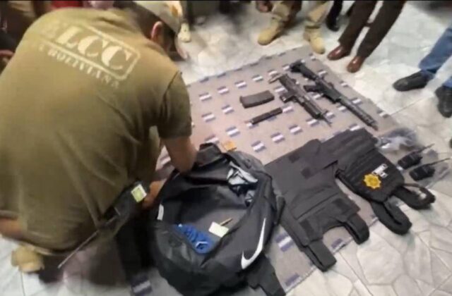 Descubren arsenal en vehículo del Ministerio Público tras revisión