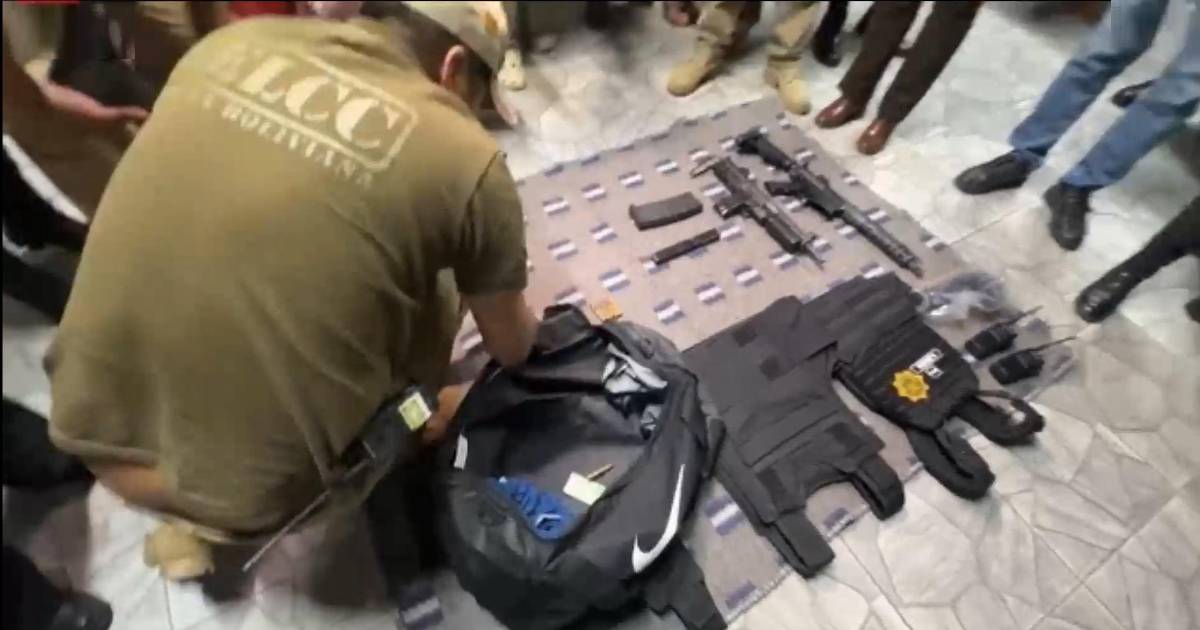 Descubren arsenal en vehículo del Ministerio Público tras revisión