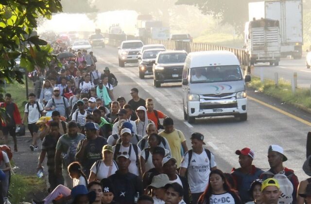 EE.UU. impone restricciones a organizadores de caravana migrante