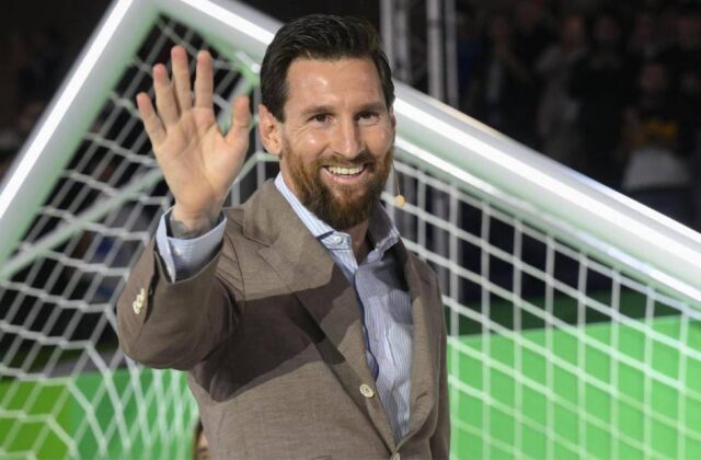 Leo Messi y Santi Cazorla celebran el Premio Princesa de Asturias con una multitud de niños