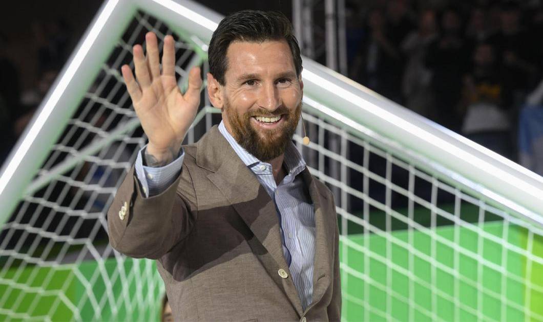 Leo Messi y Santi Cazorla celebran el Premio Princesa de Asturias con una multitud de niños