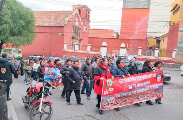 Maestros urbanos de Potosí mantienen protestas y evalúan nuevas acciones